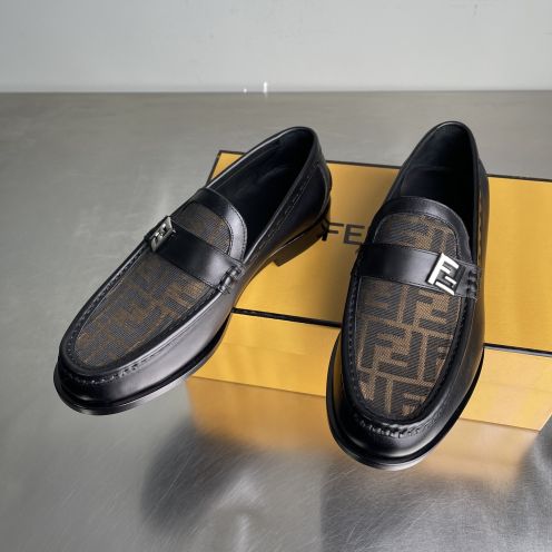 フェンディ コピー 2026新作 定番ロゴキャンバス レザーローファー 本革使用 高再現度 精密ディテール 高級感仕上げ 安心サイト 実店舗運営