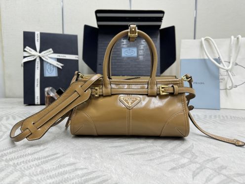 プラダ 高再現度 コピー 2026新作 定番ミニレザーハンドバッグ 高評価 口コミ多数 本革使用 精密ディテール 安心サイト