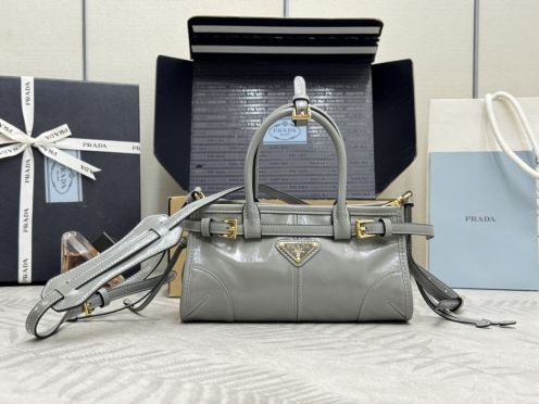 プラダ 高再現度 偽物 2026新作 定番ミニレザーハンドバッグ 高評価 口コミ多数 本革使用 精密ディテール 安心サイト