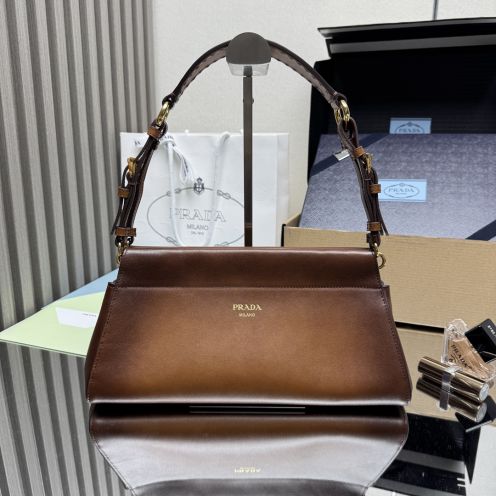 プラダ 高再現度 スーパーコピー 2026新作 定番レザーハンドバッグ 高評価 口コミ多数 本革使用 精密ディテール 安心サイト