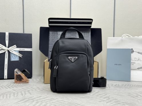 プラダ ナイロン ミニ バックパック n級 2026新作 高再現度 精密ディテール 本革使用 安心サイト 即納対応