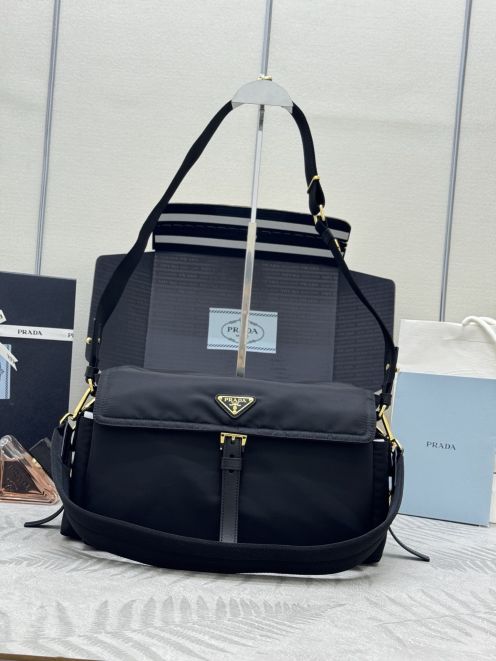 プラダ ナイロン フラップ ショルダーバッグ 偽物 2026新作 高再現度 精密ディテール 本革使用 安心サイト
