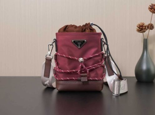 プラダ ナイロン ミニ バケットバッグ 格安 2026新作 高再現度 精密ディテール 本革使用 安心サイト 追跡可能