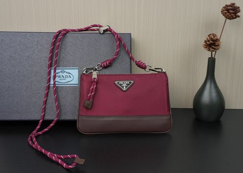 プラダ ナイロン ショルダーバッグ スーパーコピー 2026新作 高再現度 精密ディテール 本革使用 安心サイト 発送保証