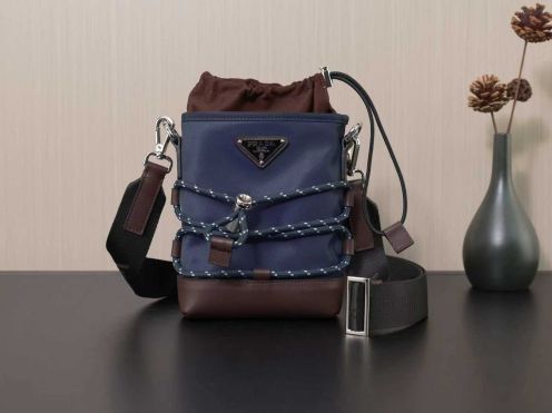 プラダ ナイロン ミニ ショルダーバッグ コピー 2026新作 高再現度 精密ディテール 本革使用 安心サイト 発送保証