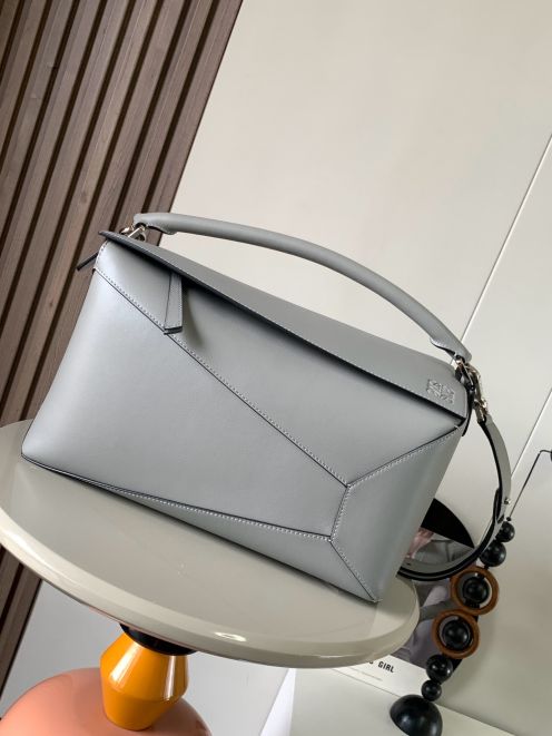 ロエベ パズルバッグ 偽物 2026新作 定番カラー 高再現度 本革使用 精密ディテール 高級感仕上げ 安心サイト 実店舗運営 追跡可能 秘密厳守配送