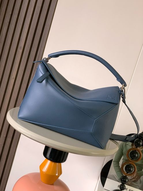 ロエベ パズルバッグ コピー 2026新作 定番カラー 高再現度 本革使用 精密ディテール 高級感仕上げ 安心サイト 実店舗運営 追跡可能 秘密厳守配送