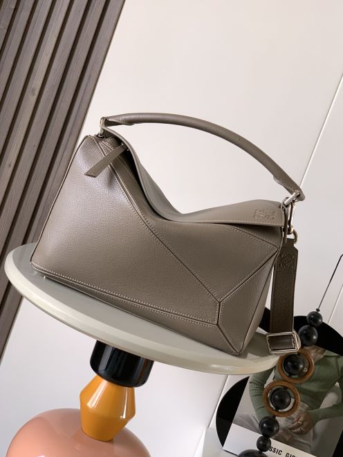 ロエベ パズルバッグ 格安 2026新作 定番カラー 高再現度 本革使用 精密ディテール 高級感仕上げ 安心サイト 実店舗運営 追跡可能 秘密厳守配送