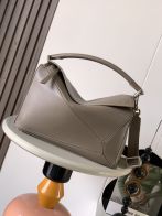 ロエベ パズルバッグ 格安 2026新作 定番カラー 高再現度 本革使用 精密ディテール 高級感仕上げ 安心サイト 実店舗運営 追跡可能 秘密厳守配送