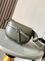 ロエベ サドル型ショルダーバッグ スーパーコピー 2026新作 高再現度 本革使用 精密ディテール 高級感仕上げ 安心サイト 実店舗運営