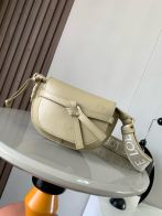 ロエベ サドル型ショルダーバッグ n級 2026新作 高再現度 本革使用 精密ディテール 高級感仕上げ 安心サイト 実店舗運営