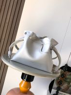 ロエベ ドローストリング巾着型ショルダーバッグ スーパーコピー 2026新作 高再現度 本革使用 精密ディテール 高級感仕上げ 安心サイト 実店舗運営