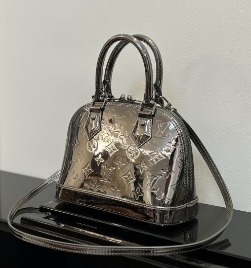 ルイ・ヴィトン 2026新作 高再現度 スーパーコピー アルマBB 定番モデル 高品質本革使用 正確な刻印 精密ディテール 安心サイト 追跡可能 発送保証