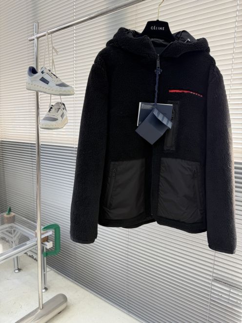 プラダ コピー 2026新作 定番フーデッドジャケット 高評価 口コミ多数 高再現度 快適な着心地 丁寧な縫製 安心サイト 実店舗運営