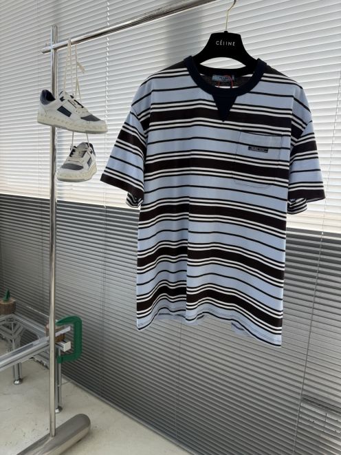 プラダ 激安 ボーダー半袖Tシャツ 高再現度モデル 肌触り良好 シンプルデザイン 夏服対応 上質感漂う 快適な着心地