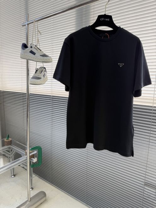 プラダ 偽物 半袖Tシャツ 高再現度モデル 肌触り良好 シンプルデザイン 上質感漂う 夏服対応 快適な着心地