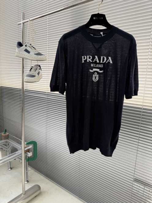 プラダ 激安屋口コミ 半袖ニット 高再現度モデル 快適な着心地 夏服対応 シンプルデザイン 上質感漂う 人気定番