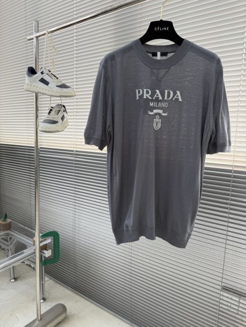 プラダ 激安 半袖ニット 高再現度モデル 肌触り良好 夏服にも快適 シンプルデザイン 上質感漂う 定番人気