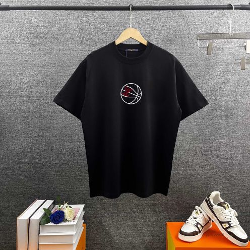ルイ・ヴィトン バスケットボールロゴTシャツ 優良サイト 2026新作 高再現度 通気 快適な着心地 上質感 丁寧な縫製 高品質