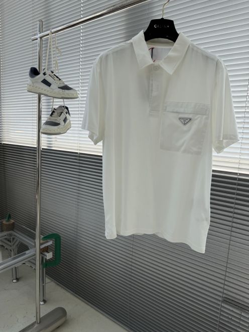 プラダ ナイロンポケット ポロシャツ コピー 2026新作 通気 快適な着心地 高評価 安心サイト 実店舗運営 発送保証 精密ディテール