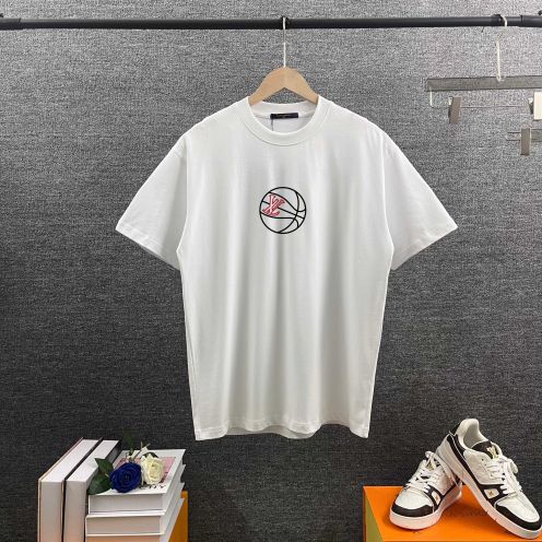 ルイ・ヴィトン バスケットボールロゴTシャツ スーパーコピー 2026新作 高再現度 通気 快適な着心地 上質感 丁寧な縫製 高品質