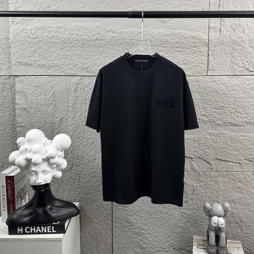 ルイヴィトン 2026新作 半袖Tシャツ 格安 高級レベル仕様 精密ディテール再現 品質管理徹底 安心の日本倉庫 即納対応 通気 快適な着心地 男女兼用