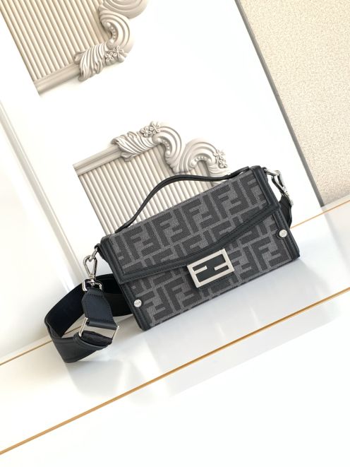 フェンディ 定番ズッカ柄ミニショルダーバッグ スーパーコピー 高品質仕上げ 安心サイト 実店舗運営 丁寧な縫製 長年の実績