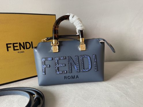 フェンディ 2026新作 ズッカ柄チェーンウォレットバッグ 精密ディテール 高級感仕上げ 安全取引 秘密厳守配送