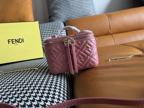 フェンディ 2026新作 ミニレザーショルダーバッグ 高級感仕上げ 安心サイト 実店舗運営 長年の実績 人気モデル