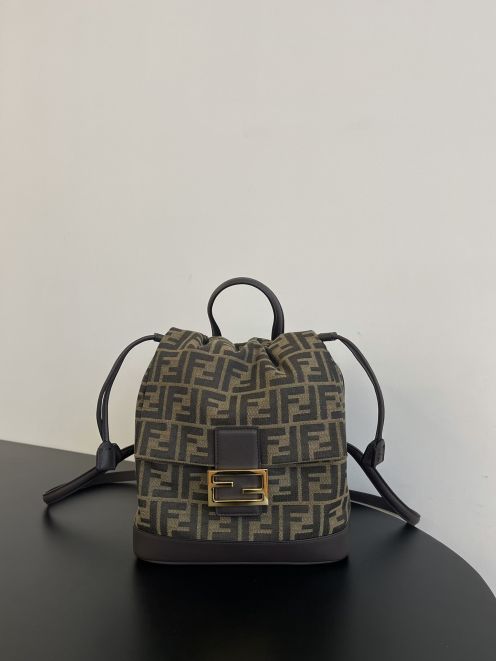 フェンディ 2026新作 ズッカ柄巾着ショルダーバッグ 高級感仕上げ 精密ディテール 本物級コピー 安心の日本倉庫発送保証 追跡可能 数量限定入荷