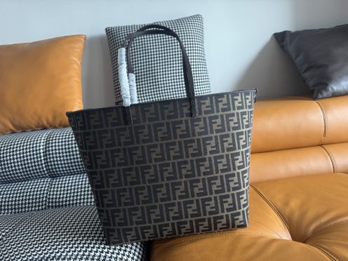 フェンディ 定番ズッカ柄トートバッグ 高品質仕上げ スーパーコピー 安心の日本倉庫 追跡可能 数量限定入荷 丁寧な縫製 上質感 選ばれる理由あり