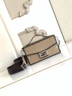 フェンディ 2026新作 ピーカブースタイルショルダーバッグ 精密ディテール 格安 安心の日本倉庫 追跡可能 数量限定入荷 高級感仕上げ