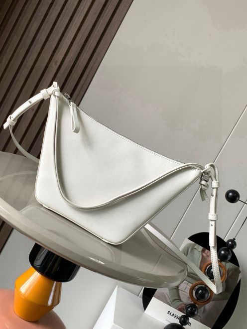 ロエベ ミニレザーショルダーバッグ 2026新作 激安 高評価 上質感仕上げ 精密ディテール 高再現度 安心サイト