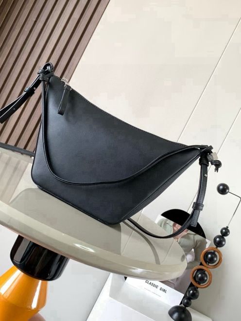 ロエベ レザーミニショルダーバッグ 2026新作 ブランド コピー 高評価 精密ディテール 上質感仕上げ 高再現度 安心の日本倉庫