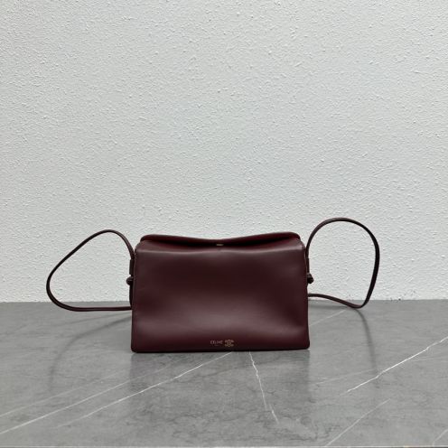 セリーヌ レザークロスボディバッグ 2026新作 本物級コピー 高評価 リピーター多数 上質感仕上げ 精密ディテール 安心の日本倉庫