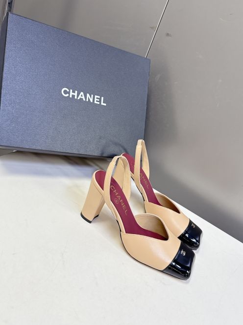 シャネル 2026新作 レディースバックストラップパンプス 本革使用 エナメル切替デザイン 高級感仕上げ 安心サイト 本物級コピー エレガントヒール