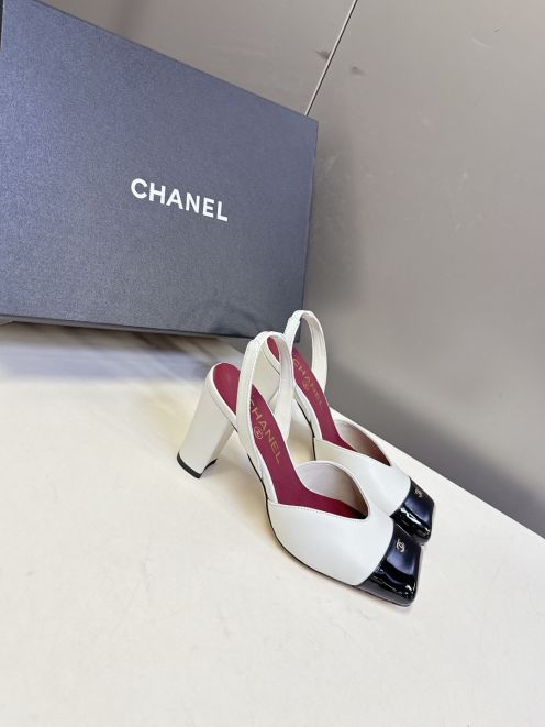 シャネル 2026新作 レディースバックストラップパンプス 本革使用 エナメル切替デザイン 高級感仕上げ 安心サイト 格安 エレガントヒール