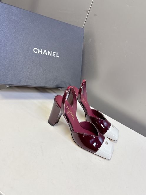 シャネル 2026新作 レディースバックストラップパンプス エナメルデザイン 高級感仕上げ 精密ディテール 安心サイト スーパーコピー エレガントヒール