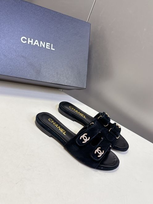 シャネル 2026新作 レディースフラットサンダル 上質レザー ダブルベルトデザイン ロゴ金具付き カジュアル高級感 激安 ブランド コピー