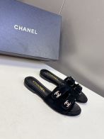 シャネル 2026新作 レディースフラットサンダル 上質レザー ダブルベルトデザイン ロゴ金具付き カジュアル高級感 激安 ブランド コピー