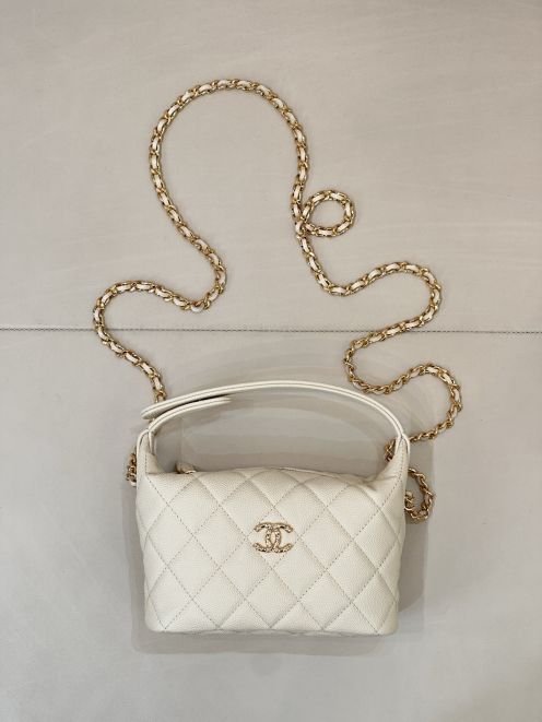 シャネル ブランド コピー キルティングチェーンショルダーバッグ ホワイト コンパクトデザイン
