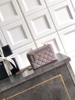 シャネル 本物級コピー キルティングレザーミニバニティバッグ チェーンショルダーデザイン 上質感 上質感