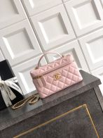 シャネル ブランド コピー キルティングレザーミニバニティバッグ チェーンショルダーデザイン 高再現度