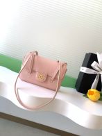 シャネル ブランド コピー フラップショルダーバッグ ピンクレザー調 コンパクトデザイン