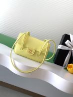 シャネル ブランド コピー フラップショルダーバッグ イエローカラー コンパクトレザーデザイン