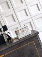 シャネル ハイブランド キルティングレザーミニバニティバッグ チェーンショルダーモデル 上質感 精密ディテール