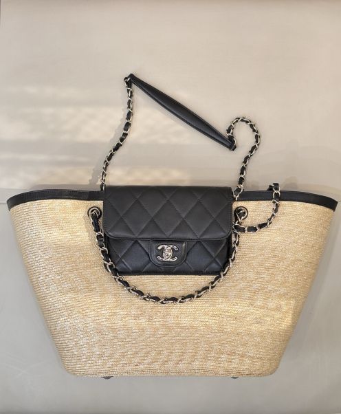 シャネル スーパーコピー ストロートートバッグ チェーンショルダー キルティングフラップ 高級感仕上げ