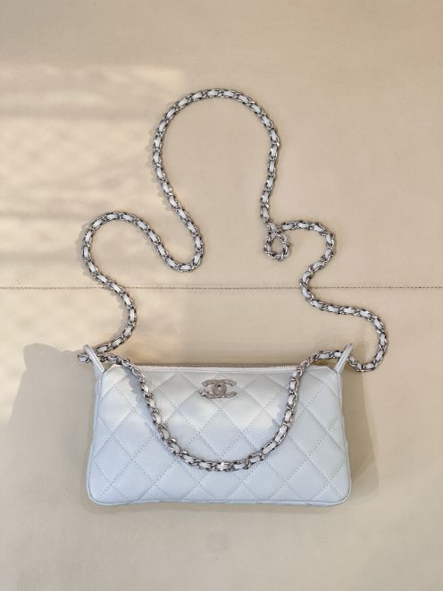 シャネル ブランド コピー キルティングチェーンショルダーバッグ スリムポーチデザイン 上質感