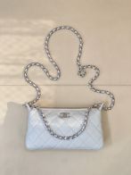 シャネル ブランド コピー キルティングチェーンショルダーバッグ スリムポーチデザイン 上質感