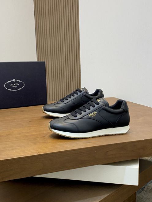 プラダ ハイブランド レザースニーカー ローカット ブラック ゴールドロゴ